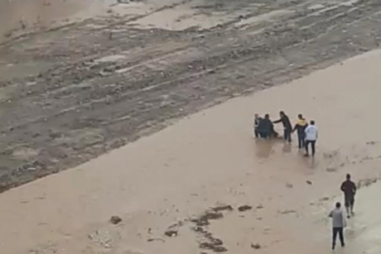 Sele kapılan &ccedil;ocuğu vatandaşlar kurtardı