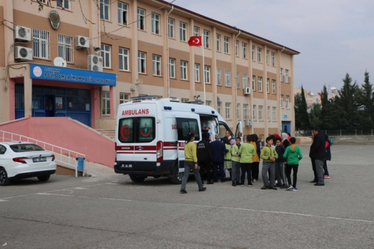 Adıyaman'da 9 &ouml;ğrenci zehirlenme ş&uuml;phesiyle hastaneye g&ouml;t&uuml;r&uuml;ld&uuml;