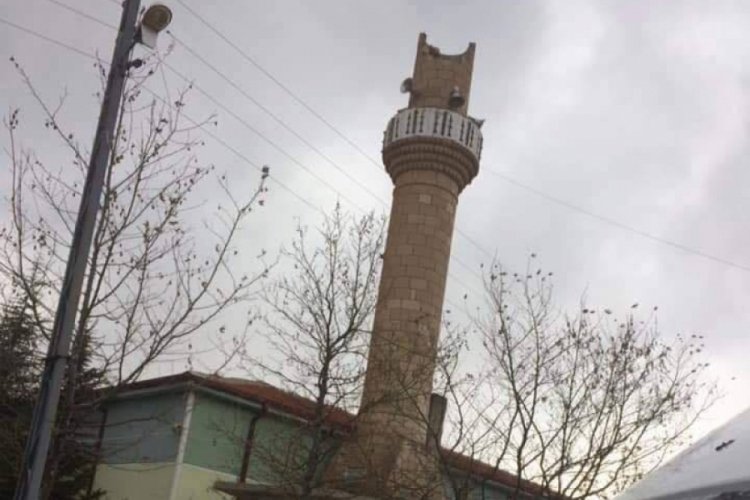 Şiddetli r&uuml;zgar k&ouml;y camisinin minaresini yıktı