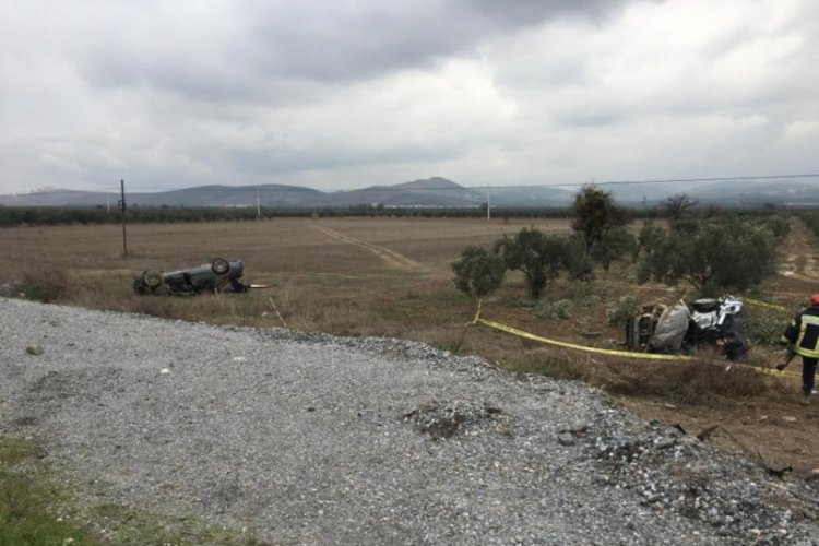 İki otomobil &ccedil;arpışarak yoldan &ccedil;ıktı