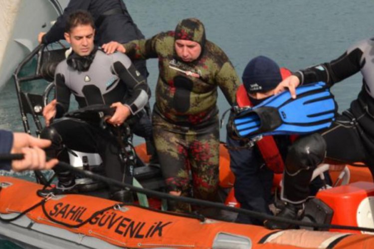 Balık avına &ccedil;ıkan baba oğlu sahil g&uuml;venlik kurtardı