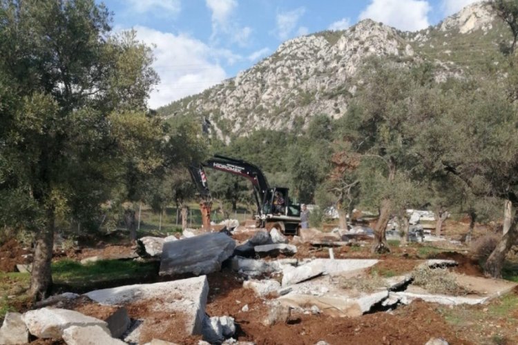 Akb&uuml;k Koyu'nda ka&ccedil;ak yapılar yıkılıyor