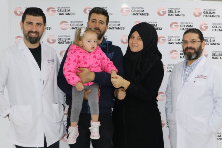Beyninde t&uuml;m&ouml;r olan 2 yaşındaki kız ameliyat oldu