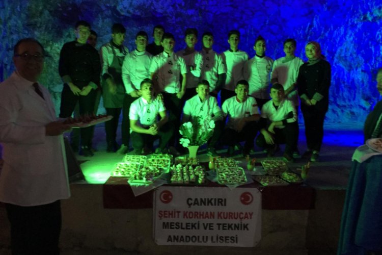 A&ccedil;ık b&uuml;fe dersini Tuz Mağarası'nda işlediler
