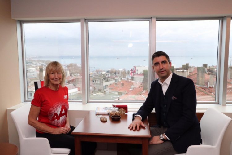 Rosie Swale Pope, T&uuml;rk &ccedil;ayı i&ccedil;ti, Atat&uuml;rk posteri &ouml;n&uuml;nde poz verdi