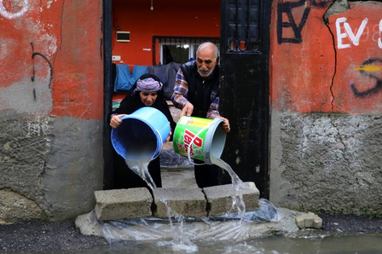 Kanalizasyon suları evlere doldu, vatandaş deliye d&ouml;nd&uuml;