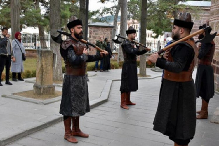 Ertuğrul Gazi T&uuml;rbesi'ni 1,5 milyon kişi ziyaret etti