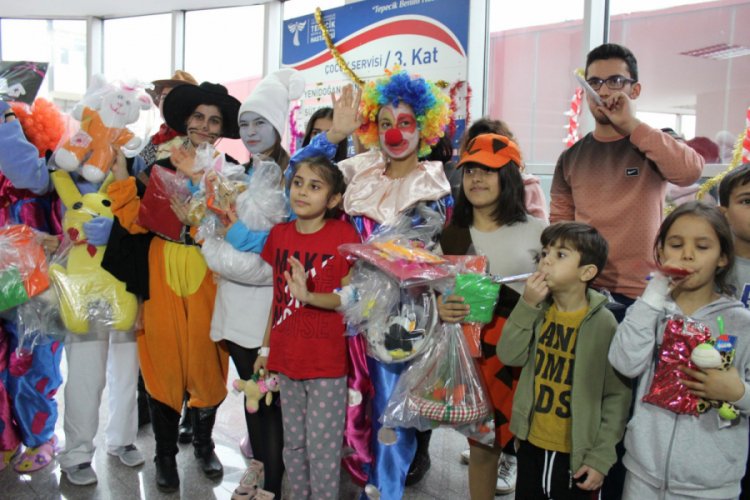 Hastanede tedavi g&ouml;ren &ccedil;ocukları hediyeleri ile sevindirdiler