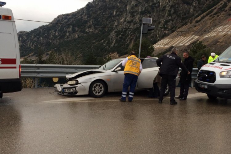 Kontrolden &ccedil;ıkan otomobil bariyerlere &ccedil;arptı
