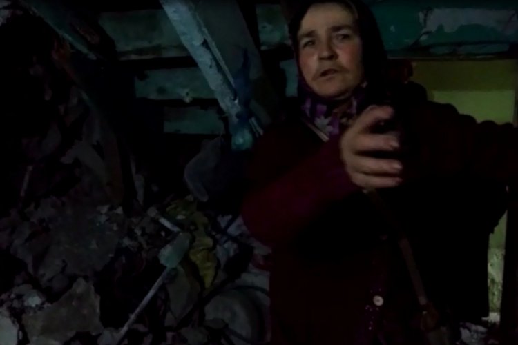 Yama&ccedil;tan kopan kayalar iki eve isabet etti