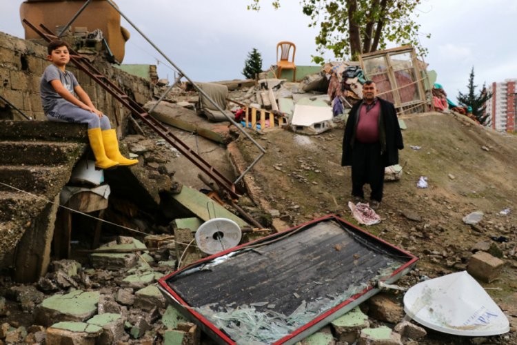 Sağanak yağış gecekonduyu yıktı