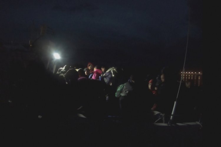 Lastik botta 29'u &ccedil;ocuk, 46 ka&ccedil;ak g&ouml;&ccedil;men yakalandı