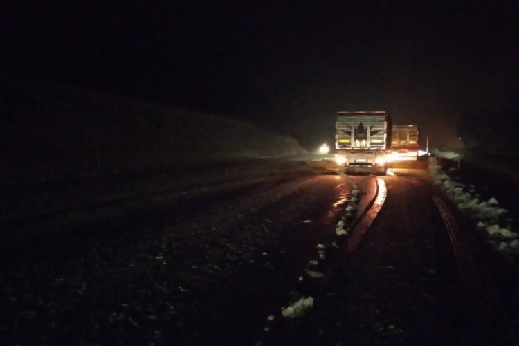 Kar yağışı s&uuml;r&uuml;c&uuml;lere zor anlar yaşattı