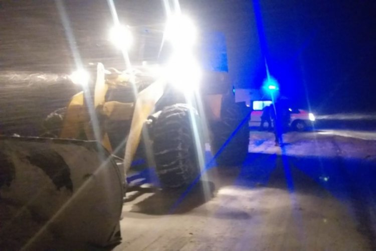 Mahsur kalan ambulansın imdadına iş makinesi yetişti