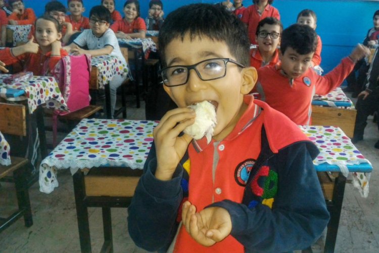 İzmit pişmaniyesi kilometrelerce uzaklıktaki &ouml;ğrencilere ulaştı