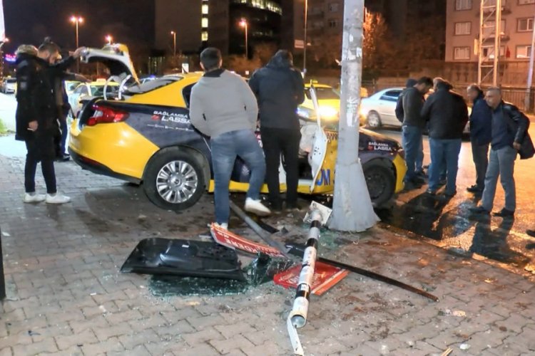 Otomobil ile taksi &ccedil;arpıştı: 3 yaralı