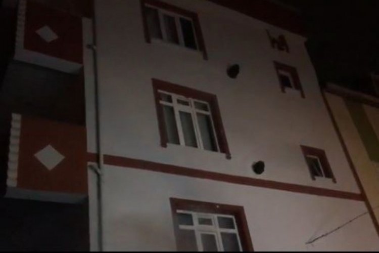 Eve atılan yanıcı madde yangın &ccedil;ıkardı, 5 kişi hastanelik oldu