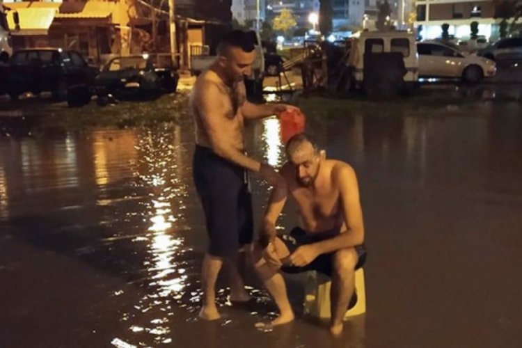 İzmirliler yağmur suyuyla banyo yaptı!