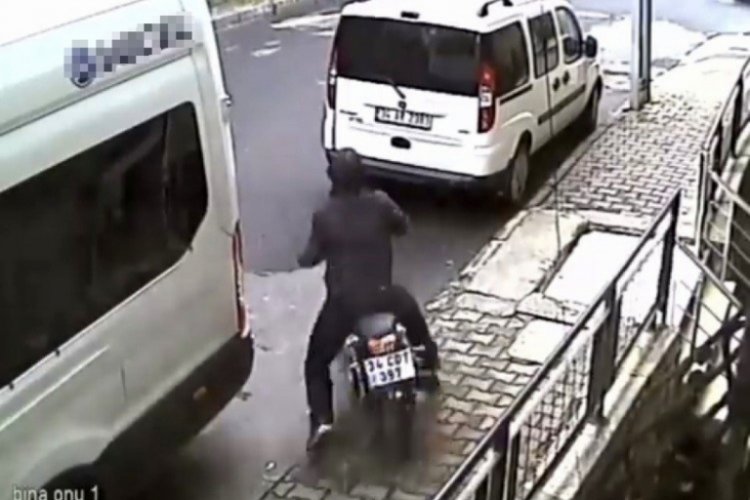 Sokaktan ge&ccedil;en ara&ccedil;lara aldırmadı... Motosikleti b&ouml;yle &ccedil;aldı