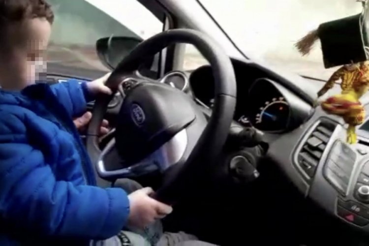 Sorumsuz s&uuml;r&uuml;c&uuml;, &ccedil;ocuğa otomobil kullandırdı!