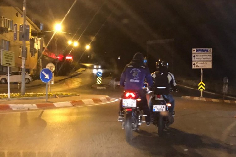 Arıza yapan motosikleti ayağıyla ittirdi