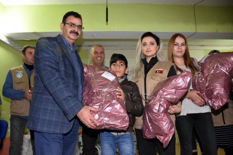 G&ouml;n&uuml;ll&uuml;ler, Muş'taki &ccedil;ocuklara hediyeler dağıttı