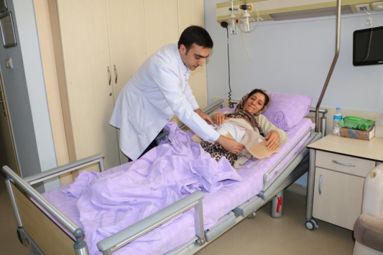 Karın ağrısıyla hastaneye gitti, yarım kiloluk t&uuml;m&ouml;r alındı