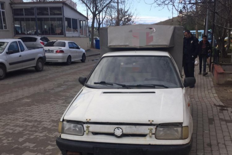 Hurdaya ayrılan kamyoneti sahte plaka takıp, ehliyetsiz kullanırken yakalandı