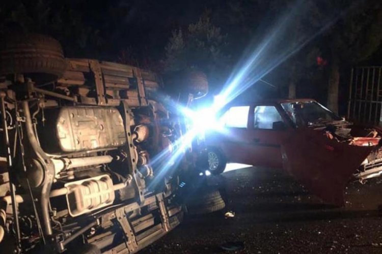İki otomobil &ccedil;arpıştı: 3 ağır yaralı