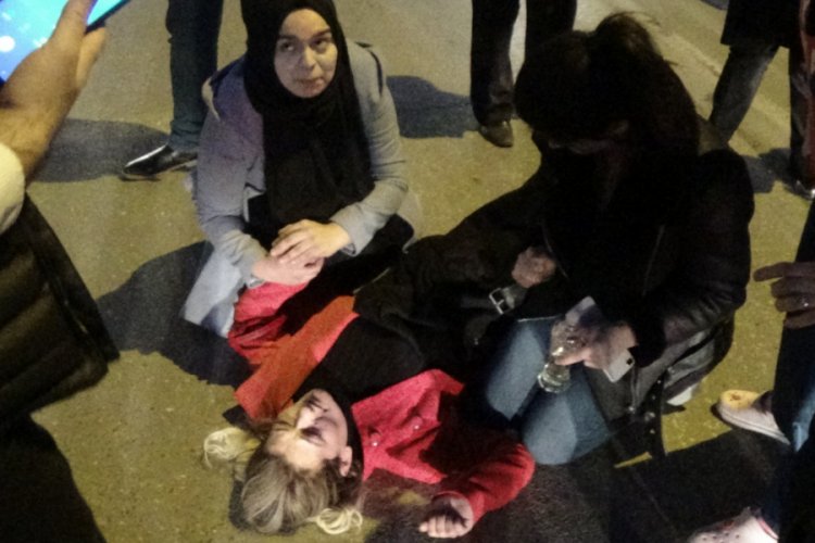 Bursa'da karşıdan karşıya ge&ccedil;erken yere yığıldı