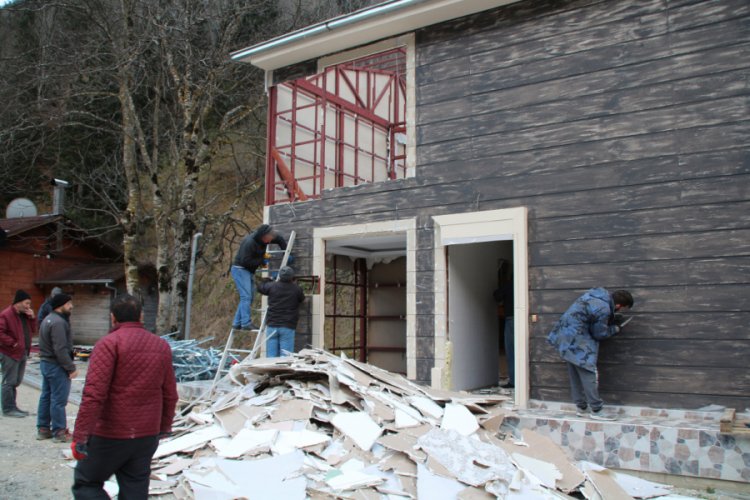 Uzung&ouml;l'de yıkım kararı alınan ka&ccedil;ak yapıyı, sahibi yıktı