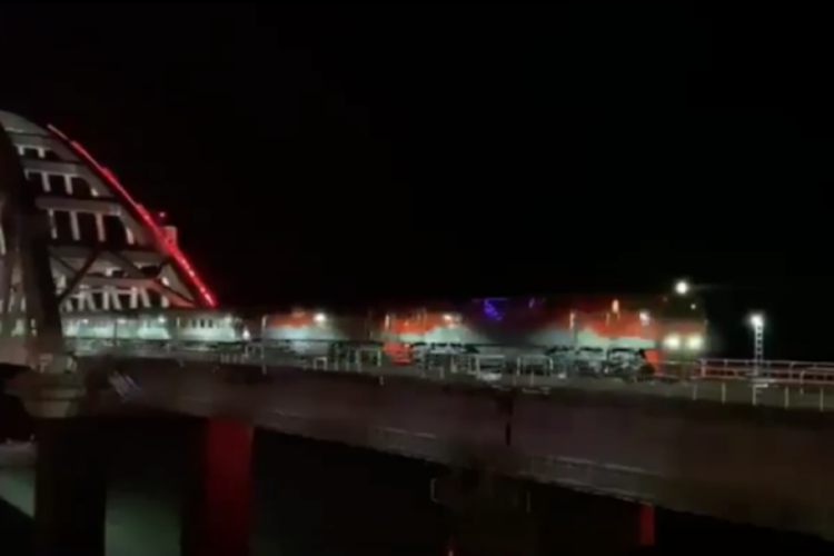 Kırım K&ouml;pr&uuml;s&uuml; &uuml;zerinden ilk tren ge&ccedil;ti