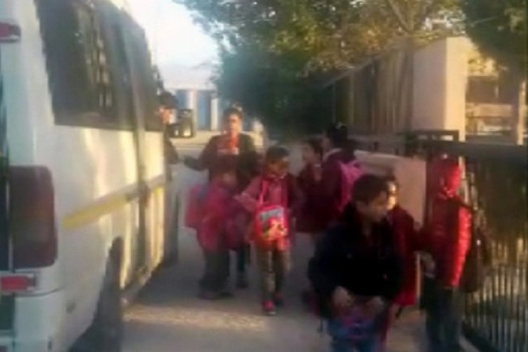 Kapasitesinden fazla &ouml;ğrenci taşıyan okul servisi trafikten men edildi