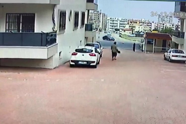 R&uuml;zgar, yaşlı kadını savurup yere d&uuml;ş&uuml;rd&uuml;