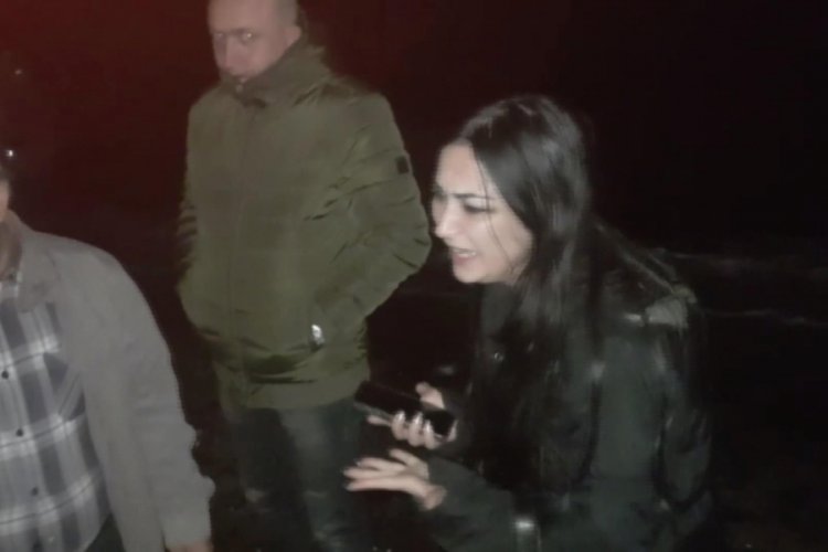 Silahla &ouml;ld&uuml;r&uuml;lm&uuml;ş k&ouml;peğini g&ouml;r&uuml;nce sinir krizi ge&ccedil;irdi
