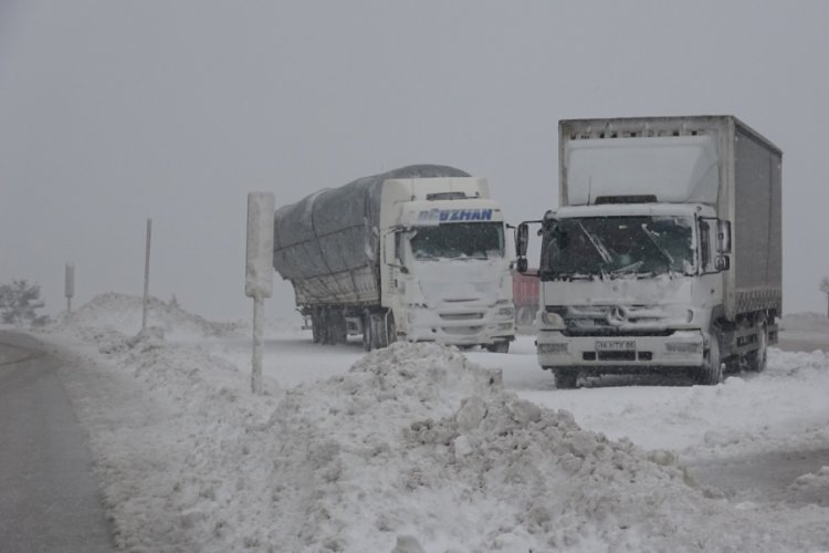 Kar yağışı ve tipi ulaşımı olumsuz etkiledi