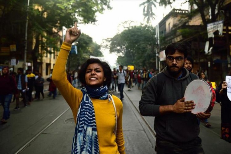 Hindistan'da protestolar &uuml;niversite &ouml;ğrencilerinin katılımıyla devam ediyor