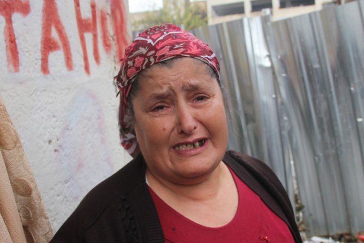Evsiz kalan kadın g&ouml;zyaşlarına boğuldu