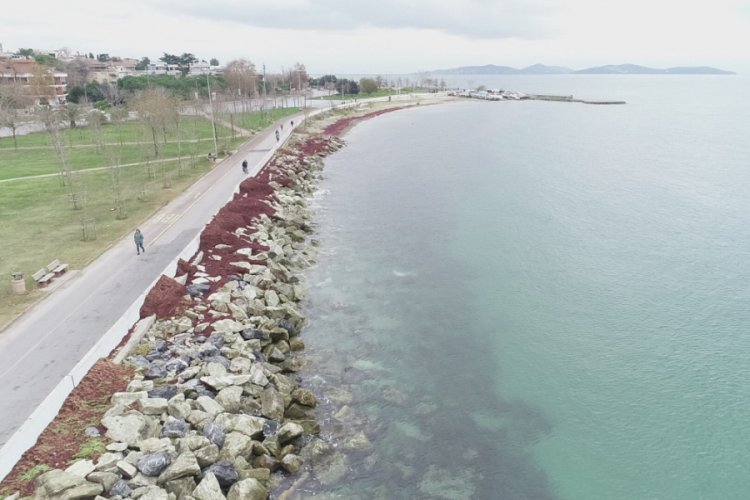 Kızıla b&uuml;r&uuml;nen Caddebostan Sahili havadan g&ouml;r&uuml;nt&uuml;lendi