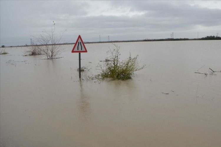 Adana'da sel Kozan-Ceyhan yolunu kapattı