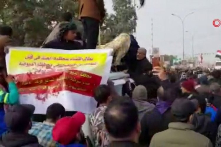 Irak'ta g&ouml;stericiler siyasi parti binalarını ateşe verdi