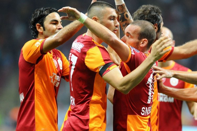 Wesley Sneijder, j&uuml;bilesine Sel&ccedil;uk İnan ve Burak Yılmaz'ı &ccedil;ağırdı