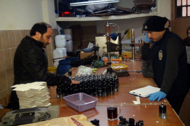 Polisten sahte parf&uuml;m operasyonu: 150 bin şişe ele ge&ccedil;irildi