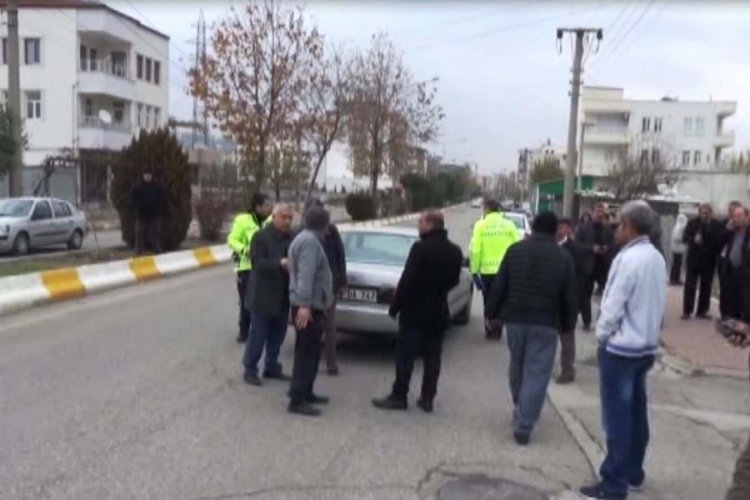 Karşıya ge&ccedil;meye &ccedil;alışan &ouml;ğrencilere otomobil &ccedil;arptı