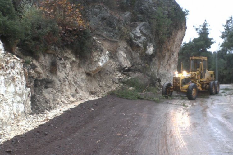 Fırtınada ağa&ccedil;lar ve kaya par&ccedil;aları yola d&uuml;şt&uuml;