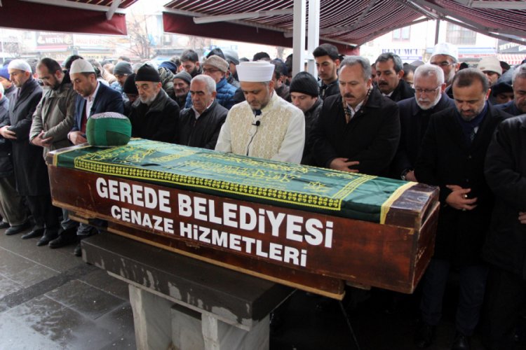 103 yaşında &ouml;len din adamının cenaze t&ouml;renine 3 bin kişi katıldı