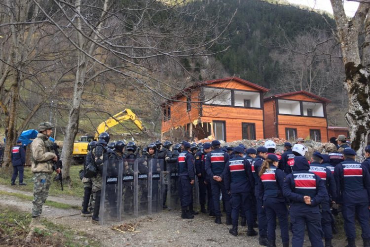 Uzung&ouml;l'de yanlışlıkla yıkıldığı iddia edilen bina ka&ccedil;ak &ccedil;ıktı