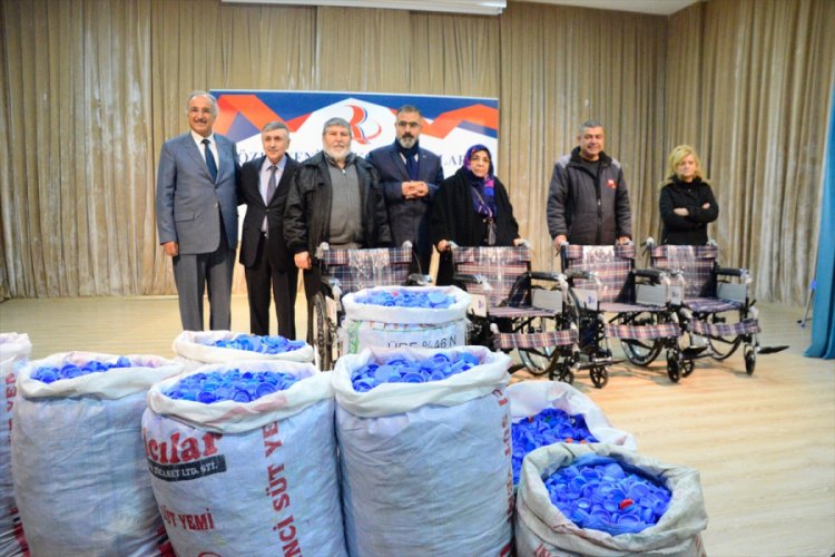 &Ouml;ğrencilerin topladığı mavi kapaklarla engellilerin y&uuml;z&uuml; g&uuml;ld&uuml;