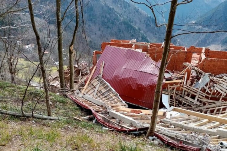 &Ouml;nce yangın, sonra fırtına maddi hasara neden oldu