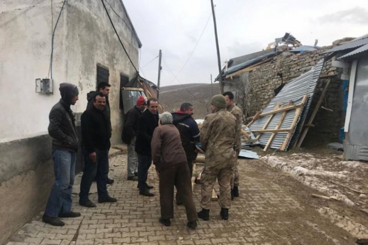 Fırtınada k&ouml;ydeki evlerin ve ahırların &ccedil;atıları u&ccedil;tu